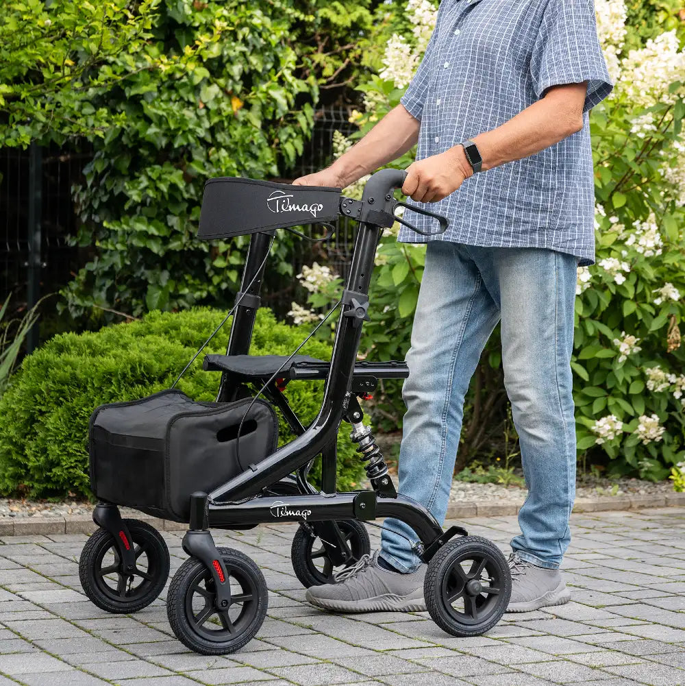 Terrængående rollator med stødabsorbering på ujævn grussti og brosten